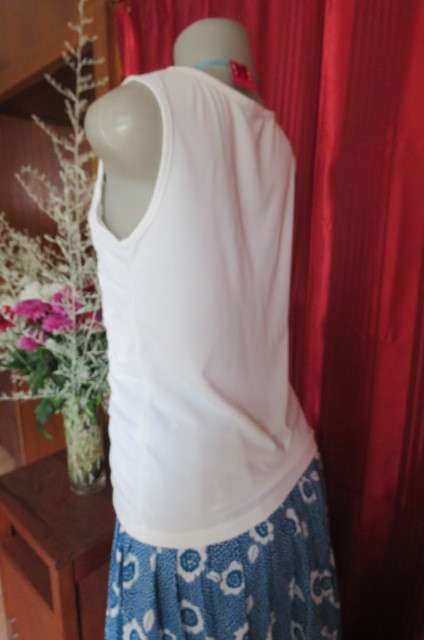 Femininei white top with square sequined neckline. Sleeveless size 36/12.In polyester/nylon.As new