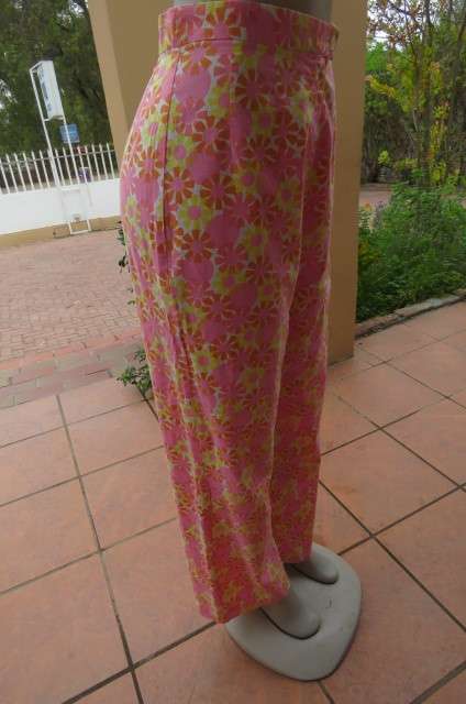 Cotton pants in cheerful yellow, pink and orange circle designs. High waisted. Size 37/13.