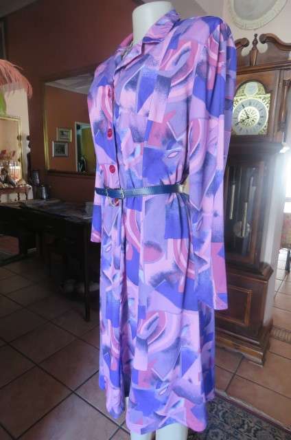 Beautiful vintage dress in medley of blue, purple and pink size 42/18 long sleeves.