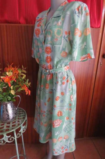 As new 'Alveco' vintage dress in 100% woven polyester fabric size 40/16.
