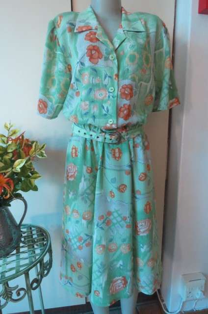 As new 'Alveco' vintage dress in 100% woven polyester fabric size 40/16.
