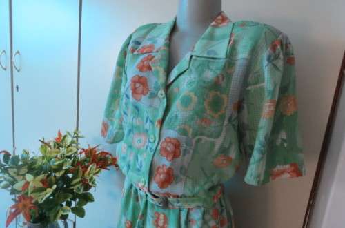 As new 'Alveco' vintage dress in 100% woven polyester fabric size 40/16.