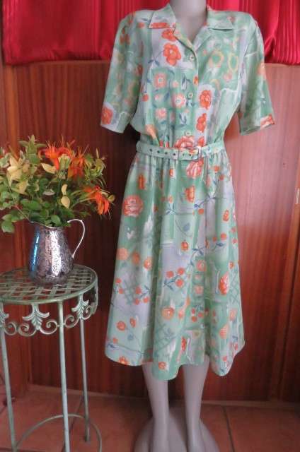 As new 'Alveco' vintage dress in 100% woven polyester fabric size 40/16.