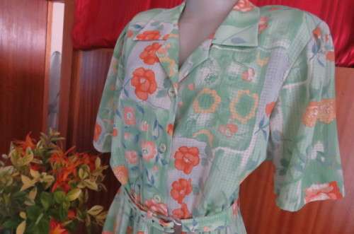 As new 'Alveco' vintage dress in 100% woven polyester fabric size 40/16.