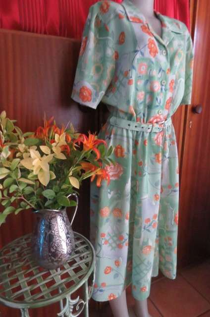As new 'Alveco' vintage dress in 100% woven polyester fabric size 40/16.