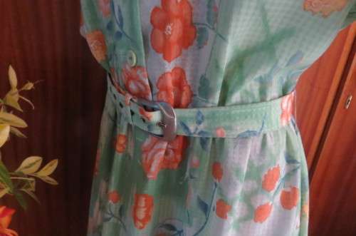 As new 'Alveco' vintage dress in 100% woven polyester fabric size 40/16.