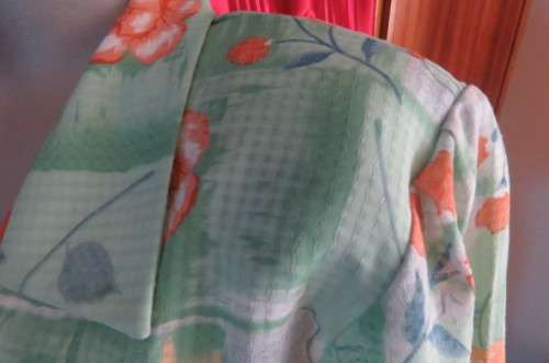 As new 'Alveco' vintage dress in 100% woven polyester fabric size 40/16.