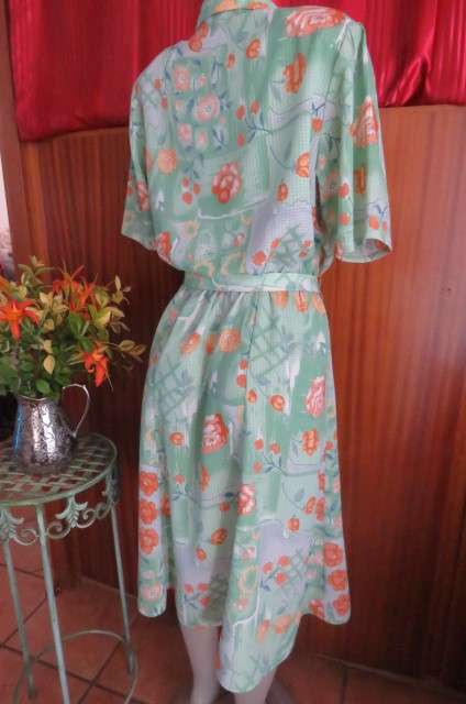 As new 'Alveco' vintage dress in 100% woven polyester fabric size 40/16.