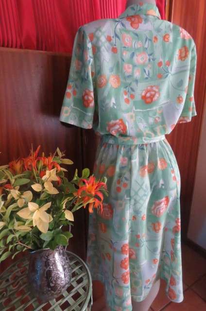As new 'Alveco' vintage dress in 100% woven polyester fabric size 40/16.