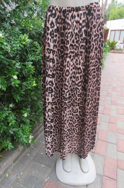 Beautifull pleated animal printed length skirt knife pleated size 38 to 40. 100% polyester fabric.