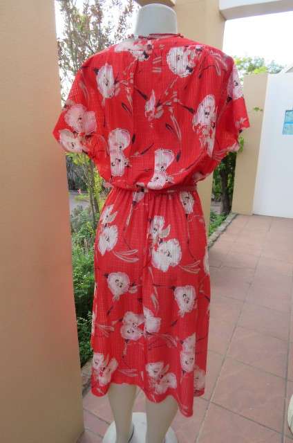 Amazing vintage dress in red with cream, crimson and beige bold floral pattern. Size 42/18.