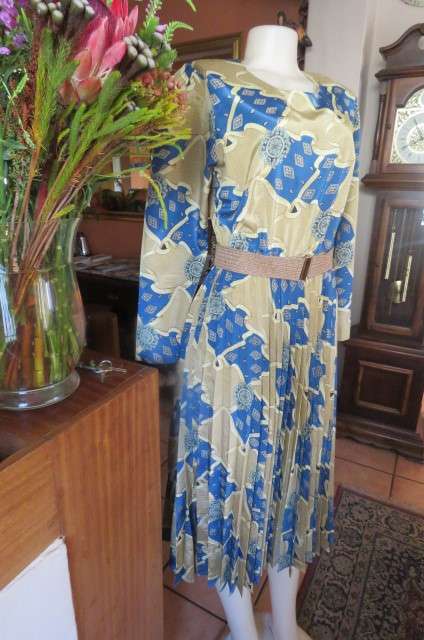 Stunning silky polyester dress with flare consentina pleated bottom size 40/16.