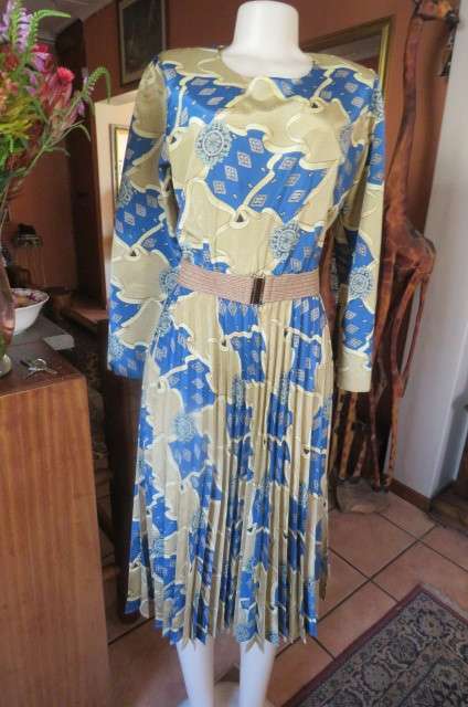 Stunning silky polyester dress with flare consentina pleated bottom size 40/16.