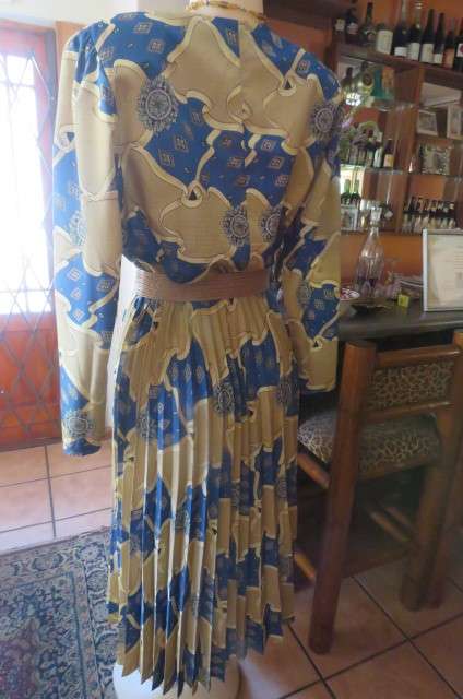 Stunning silky polyester dress with flare consentina pleated bottom size 40/16.