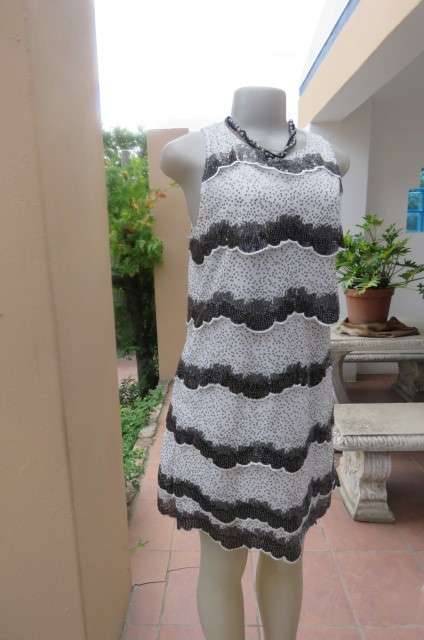 Glamorous shift dress in white with black sequens. In layers with scolloped seams size 38/14