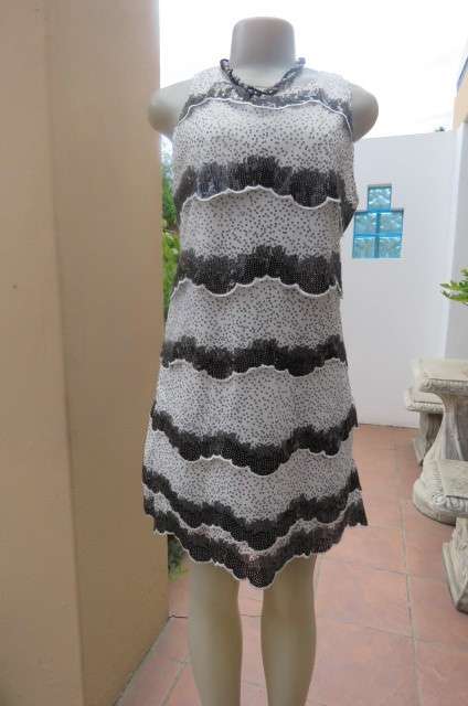 Glamorous shift dress in white with black sequens. In layers with scolloped seams size 38/14