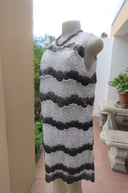 Glamorous shift dress in white with black sequens. In layers with scolloped seams size 38/14