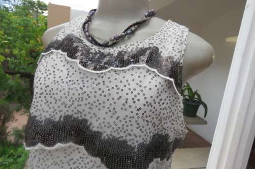 Glamorous shift dress in white with black sequens. In layers with scolloped seams size 38/14