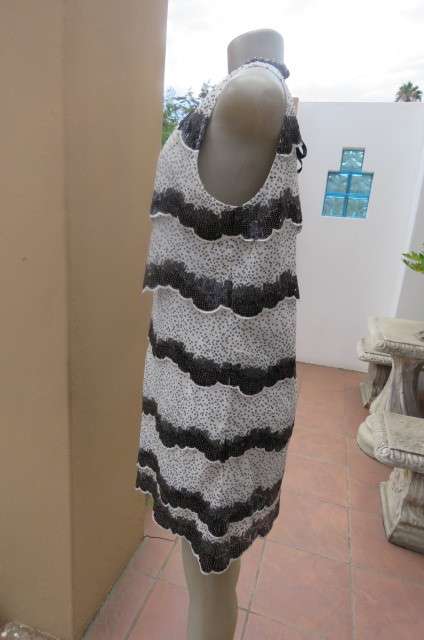 Glamorous shift dress in white with black sequens. In layers with scolloped seams size 38/14