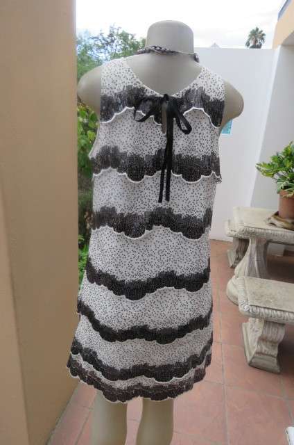 Glamorous shift dress in white with black sequens. In layers with scolloped seams size 38/14