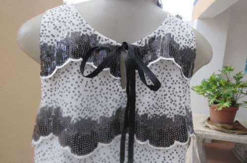 Glamorous shift dress in white with black sequens. In layers with scolloped seams size 38/14