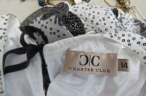 Glamorous shift dress in white with black sequens. In layers with scolloped seams size 38/14