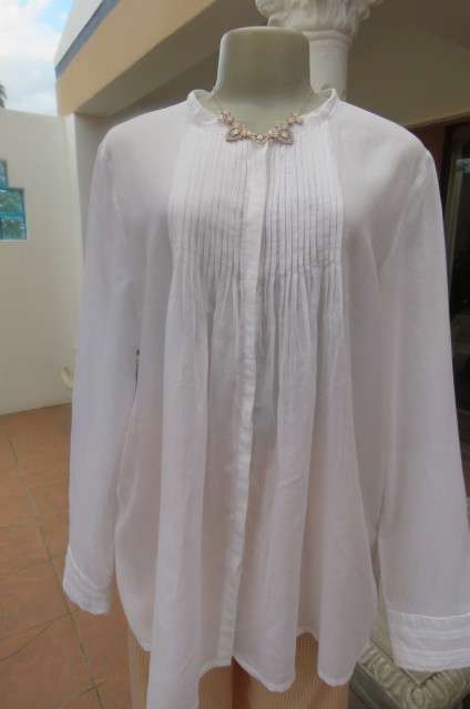 Absolute stunning white long sleeve top in very fine thin cotton fabric size 40/16. Loose hanging.