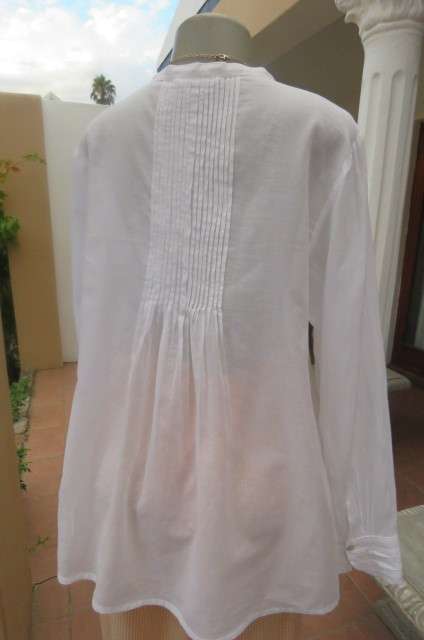 Absolute stunning white long sleeve top in very fine thin cotton fabric size 40/16. Loose hanging.