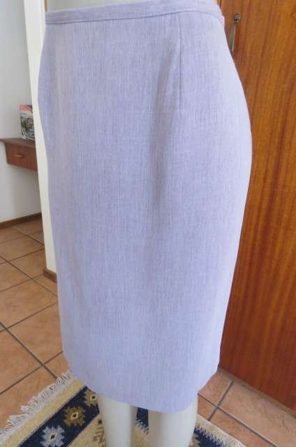 Lavender skirt with mottled look. Just under knee length. Size 42/18 by `Merien Hall`.New condition.