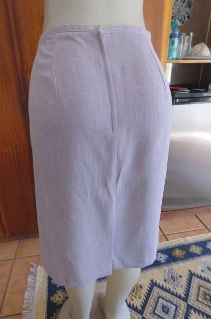 Lavender skirt with mottled look. Just under knee length. Size 42/18 by `Merien Hall`.New condition.