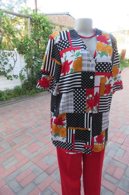 Collarless creased 100% polyester V neck top with short sleeves size 42/18.