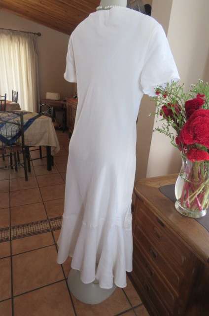 White dream dress by 'Penny C' in size 42/18. In 100% linen. Fully lined with polyester.