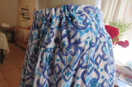 Comfy white and blue patterned skirt by 'Judy's Pride' in size 44/20. With elasticated waist.