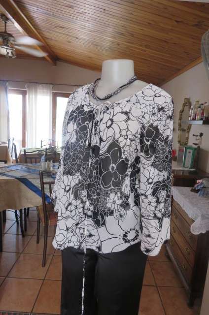Black and white top with bold floral pattern With raglan sleeves in bracelet length Size 32/8.As new