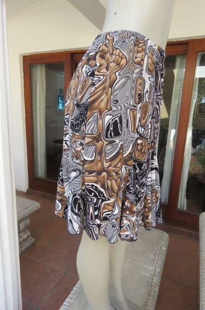 Cute but smart kneelength gored skirt in stretch polyester. By Audacity. Size 38/14. New condition