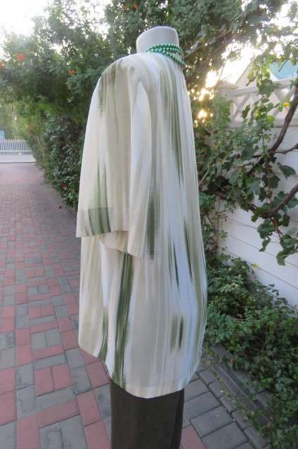 Classic green and rich cream vertical patterned collarless top in 100% polyester. Size 44/20 As new