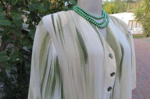 Classic green and rich cream vertical patterned collarless top in 100% polyester. Size 44/20 As new