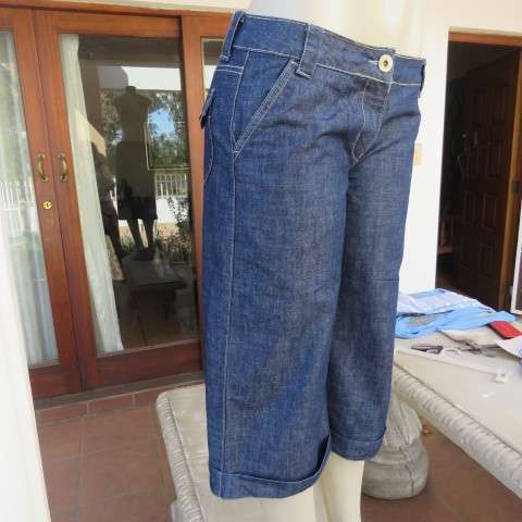Low rise cropped denim jean pants with culotte look. Wide legs. Size 34/10. New condition.