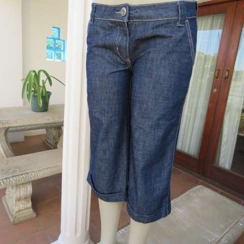 Low rise cropped denim jean pants with culotte look. Wide legs. Size 34/10. New condition.