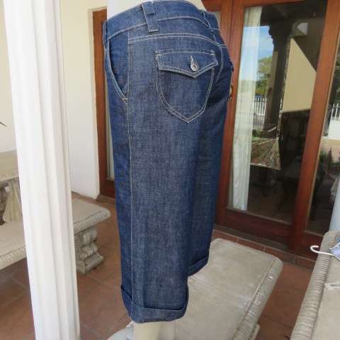 Low rise cropped denim jean pants with culotte look. Wide legs. Size 34/10. New condition.