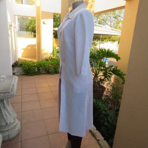 Elegant white light weight coat in linen/cotton blend size 34/10 by FOSHINI.Slitted sides. New cond.