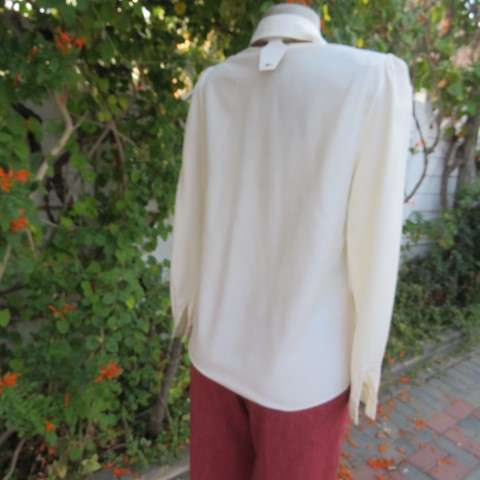 Amazing cream vintage button down top with embroidered shirt collar by SHELLEY size 34/10