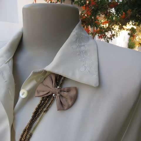 Amazing cream vintage button down top with embroidered shirt collar by SHELLEY size 34/10