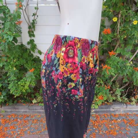 Palazzo pants in black with pretty colourfyl borders in crimson,yellow,mustard and green. Size 34/10