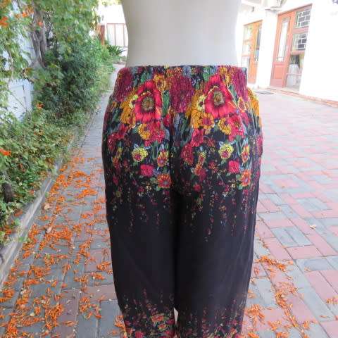 Palazzo pants in black with pretty colourfyl borders in crimson,yellow,mustard and green. Size 34/10