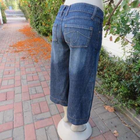Culotte style blue denim cropped jean pants in size 34/10 by RT. Low rise. 100% cotton. As new.