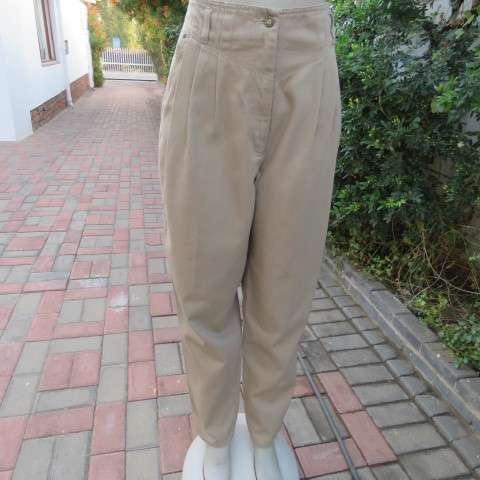 High waisted vintage pants in 100% heavy khaki colour cotton. Size 40/16 by BARRINGTON. As new