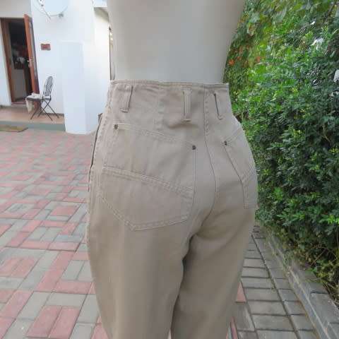 High waisted vintage pants in 100% heavy khaki colour cotton. Size 40/16 by BARRINGTON. As new