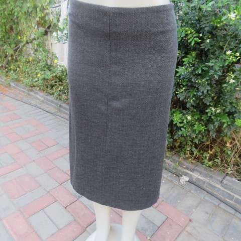 Versatile A-line skirt in grey vertical pattern in jersey. Flat front.Elasticated back.Size 42/18