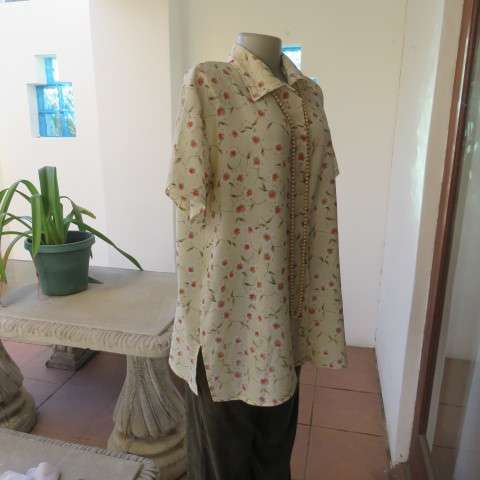 Boutique made cream short sleeve top with white/orange daisies. Button down. Size 44/20.As new